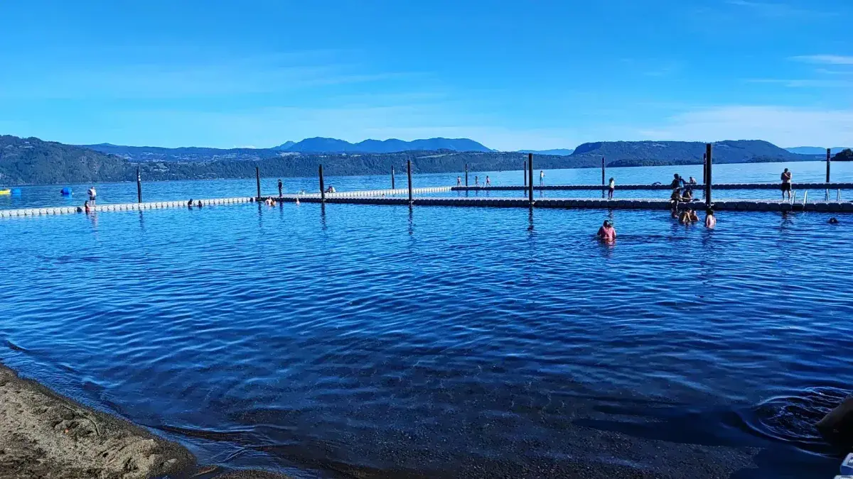 Lago Calafquén y muelle de Playa Grande en Lican Ray