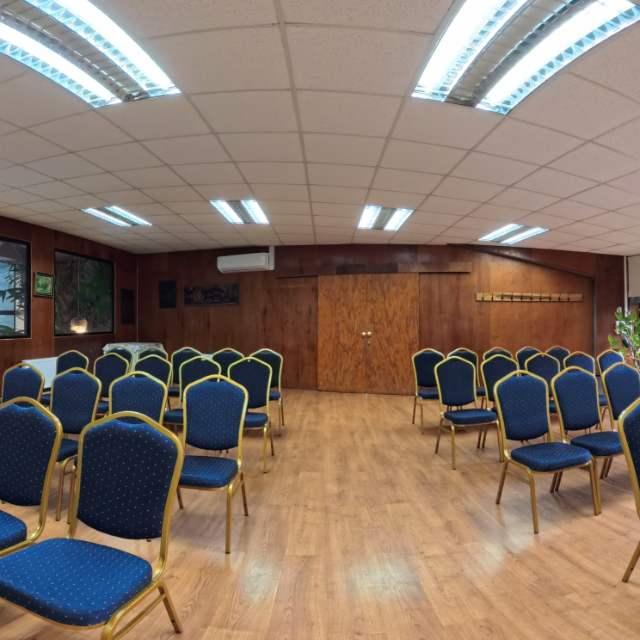 Sala de reuniones preparada para una jornada corporativa
